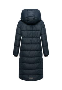 Palton lung, de o culoare bleumarin închis, umplut cu materiale de tip puffer, cu glugă, având un design cu cusături în formă de romb, manșete ribbed și un eticheta cu logo în partea de jos. Material rezistent la apă.