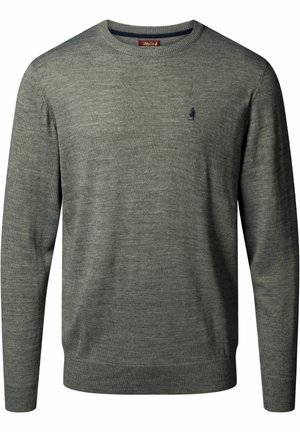 Sivi pleteni džemper s okruglim izrezom, dugim rukavima i malim izvezenim logotipom na prsima. Mekana tekstura i prilagođen dizajn.