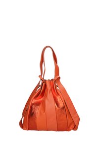 Oranje leren tas met een geplooid ontwerp, met glanzende en textuurpanelen, en twee schouderbanden om te dragen.