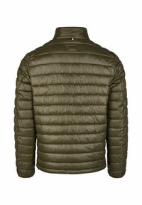 Oliwkowa kurtka puchowa z poziomymi przeszyciami, wysokim kołnierzem i małym logo na szyi. Gładka, błyszcząca tkanina.