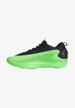 Shoe desportivo preto com pormenores verdes, apresentando um design em malha, bico arredondado, sola texturizada e atacadores na frente para um ajuste seguro.