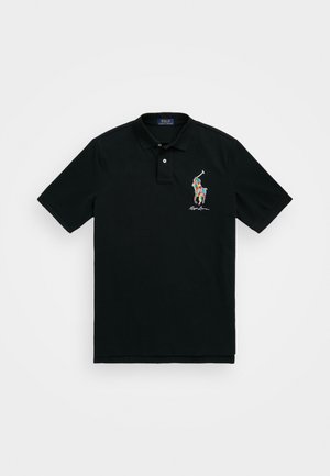 Svart polo skjorta i bomull med en tvåknäppning och en färgglad broderad logga på vänster bröst. Korta ärmar.