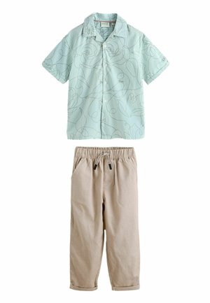 Lys turquoise kortærmet skjorte med knapper, tynde striber og abstrakte linjer, kombineret med beige bukser med elastik i taljen og snøre.