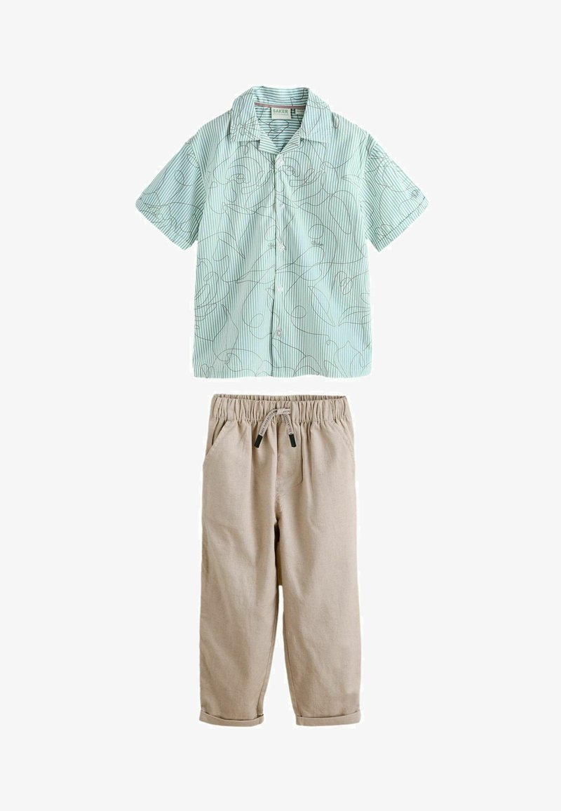 Chemise à manches courtes bleu sarcelle clair avec boutons, fines rayures et lignes abstraites, associée à un pantalon beige avec taille élastique et cordon de serrage.