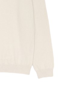 Maglione lavorato a maglia color crema con polsini e orlo a coste. Tessuto morbido, vestibilità standard. Nessun motivo visibile o dettagli in metallo.