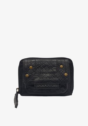 Portefeuille en cuir noir texturé avec fermeture éclair, doté d'un rabat avant, de clous dorés et d'un pompon latéral.