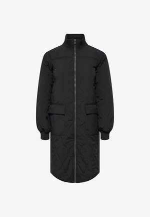 Sort quiltet lang frakke med lynlås foran, to klaplommer, ribstrikkede manchetter og en høj krave.