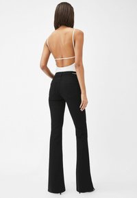 Lipsy REGULAR FIT - Platėjantys džinsai - black