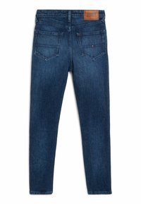 Jeans de mezclilla azul oscuro con ajuste slim, diseño de cinco bolsillos y parche de cuero de la marca en la cinturilla. La vista trasera muestra los detalles de los bolsillos.