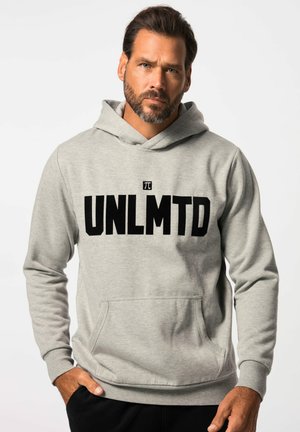 Grijze hoodie met een voorzak, voorzien van opvallende zwarte tekst "UNLMTD" op de borst en een zachte stoftextuur.