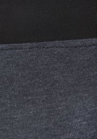 Hoge taille leggings met een zwarte geribde tailleband en een donkergrijze textuurstof met verticale strepen, die een gladde afwerking bieden.