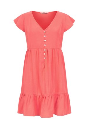 Koraalkleurige zomerjurk met korte fladdermouwen, V-hals, knopen aan de voorkant en uitlopende, gelaagde rok. Gemaakt van lichte stof.