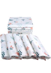 Set van zes witte katoenen muslindoeken met bloempatronen in groen, roze en blauw, gestapeld en gevouwen met een zachte textuur.