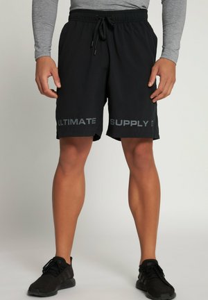 Schwarze Sportshorts mit einem verstellbaren Bund, mit grauem Text "ULTIMATE" und "SUPPLY" an den Seiten, hergestellt aus einem leichten Material.