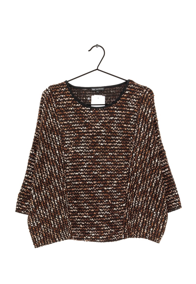 Maglione lavorato a maglia con una vestibilità ampia e morbida. Motivo zigzag marrone e bianco, scollatura rotonda, maniche 3/4, appeso a un gancio nero.