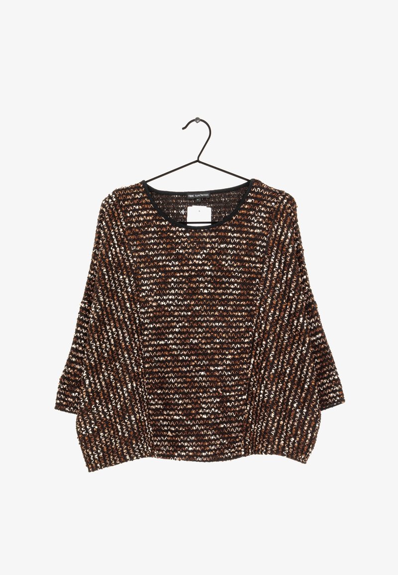 Maglione lavorato a maglia con una vestibilità ampia e morbida. Motivo zigzag marrone e bianco, scollatura rotonda, maniche 3/4, appeso a un gancio nero.