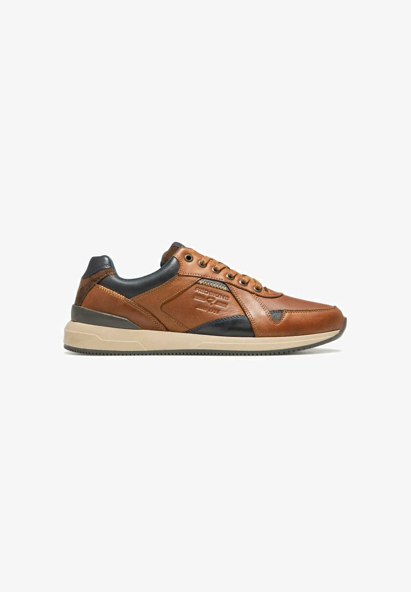 Sneaker in pelle marrone con accenti neri, design con lacci, punta tonda, pannello laterale texturizzato e suola in gomma beige. Branding di base visibile.