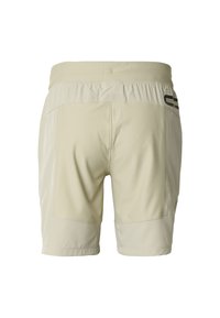 Pantalones cortos beige claro con una cinturilla elástica, que presentan una textura suave y dos bolsillos traseros. Incluyen detalles de logotipo en negro.
