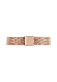 Roségoldenes Metallnetz-Armband mit einem Verschluss. Verfügt über eine glatte, strukturierte Oberfläche und eine eingravierte Markenbezeichnung auf dem Verschluss.