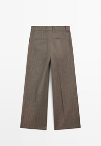 Bruin gestreepte wijde broek met een hoge taille, met twee achterzakken en een gladde textuur. Het materiaal lijkt licht van gewicht.
