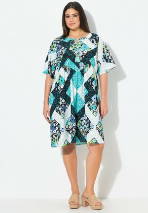 Kurzärmeliges, knielanges Kleid mit einem Patchwork-Design in türkisfarbenen, schwarzen und weißen Blumenmustern, mit einem Kordelzug-Ausschnitt und locker sitzender Passform.