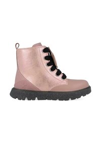 Botín rosa con acabado metálico, cordones negros y suela negra texturizada. Presenta un bucle en la parte trasera para facilitar su uso.
