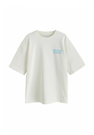 Weißes kurzärmeliges T-Shirt mit Rundhalsausschnitt und hellblauem Text "BREAKFAST all day club" auf der oberen linken Brust.