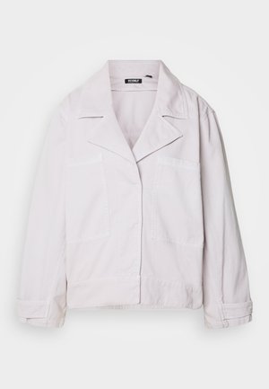 Light pink jacket made of cotton, featuring a collared neckline, two front pockets, and long sleeves with a slightly cropped cut.