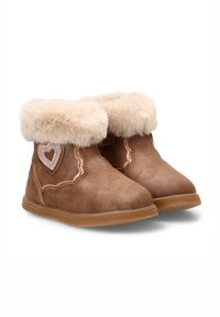 Botines de ante marrón con puños de piel sintética. Con un parche en forma de corazón y costuras decorativas. Suela de goma para tracción.