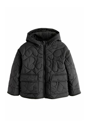 Sort quiltet jakke med hætte, lynlås foran, to store forlommer og hjerteformet quiltet mønster.