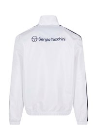 Biely kabát s vysokým golierom, s námorníckymi bočnými pruhmi a logom "Sergio Tacchini" na chrbte. Hladký, ľahký materiál.