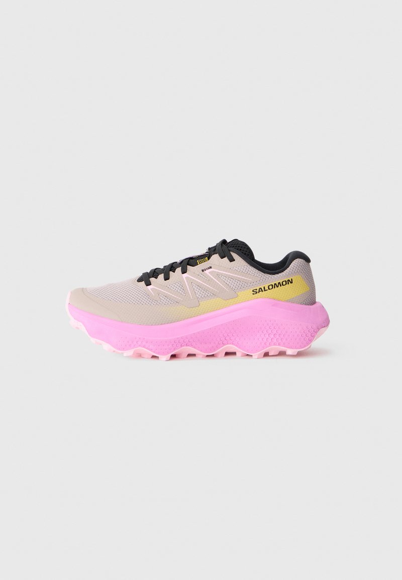 Zapatilla de running ligera en malla gris claro con acentos en negro. Presenta una suela acolchada rosa y un detalle lateral amarillo. Suela externa con agarre texturizado.