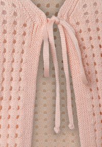 Rosa gestrickte Strickjacke mit lockerer Webart und einer Bindeschnürung am Hals. Strukturmuster mit offenen und geschlossenen Maschen.