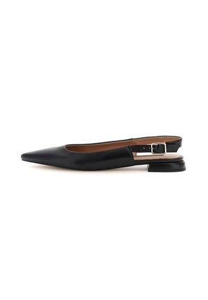 Zwarte leren platte slingback met spits toelopende neus, een kleine hak en een zilveren gespband tegen een witte achtergrond.