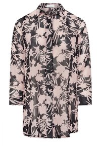 Blus med blommönster i genomskinligt tyg, med svart bakgrund och ljusrosa blommor, knäppning fram och långa ärmar.