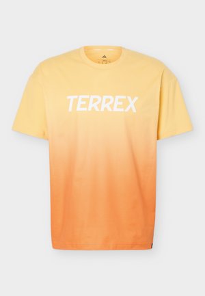 Gul til oransje gradient kortermet T-skjorte med hvit "TERREX" tekst sentrert på brystet og rund hals.