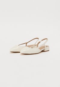 Valge lakknahast slingback kingad terava toe, madala plokknina ja ühe rihmaga kanna piirkonnas, millel on sile tekstuur.