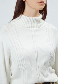 INFLUENCER TURTLENECK CABLE - Strickpullover - white