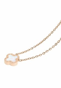 Collier en or rose avec un pendentif en forme de trèfle comportant un centre blanc, design de chaîne maillée, et accents gravés autour du bord.