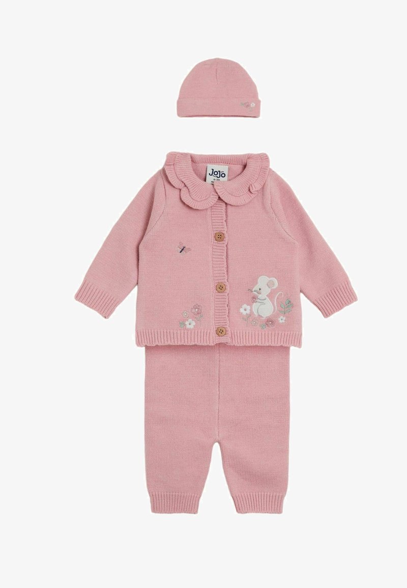 Ružový pletený detský outfit vrátane zapínacieho kardiganu s ozdobným golierom, vyšívanou myškou a kvetinovými vzormi a zodpovedajúcej čiapky.