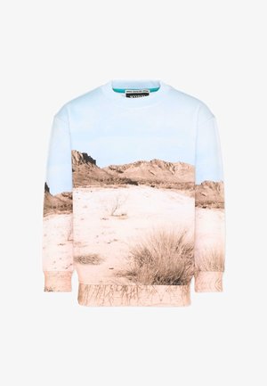 Bluza z długim rękawem z fotorealistycznym nadrukiem pustynnego krajobrazu, przedstawiającym piasek, suche krzewy i odległe skaliste góry pod jasnoniebieskim niebem.