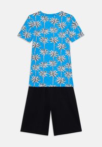 T-shirt en coton bleu avec un motif de palmier, associé à un short en coton noir. Coupe décontractée, manches courtes et col rond.