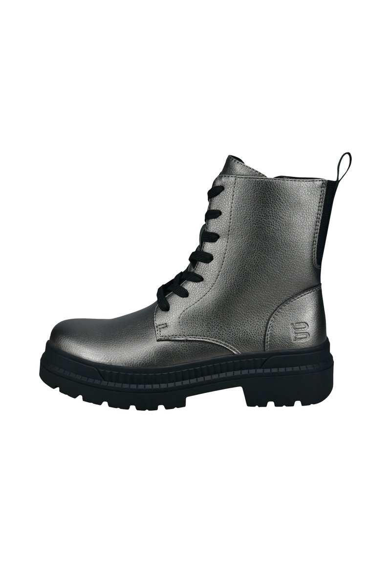 Metallisch grauer Knöchelstiefel mit schwarzer Gummisohle, strukturiertem Obermaterial und schwarzen Schnürsenkeln. Verfügt über eine Seitenlasche und dezente Branding-Details.