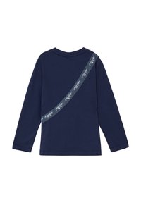 Marineblaues langärmliges Hemd mit rundem Ausschnitt und einem diagonalen, hellblauen Streifenakzent, der ein wiederholtes Tiermuster auf der Brust zeigt.