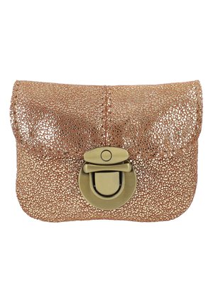 Piccola pochette in oro rosa con texture, patta arrotondata e chiusura a girello in ottone antico.