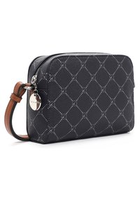 Petit sac bandoulière rectangulaire noir avec motif losange gris, fermeture éclair argentée, breloque métallique ronde et bandoulière en cuir marron réglable.