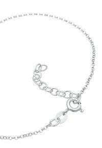 Smycke i silver med en fin kedja, som har runda länkar och en loberklämma, vilket möjliggör justerbar längd och säker stängning.