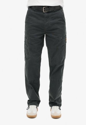 Pantalons cargo gris foncé en coton avec plusieurs poches latérales, une coupe ample et un design à jambe droite. Comprend une ceinture noire et des coutures visibles.