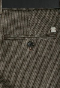 Next BELTED SLIM FIT - Vászonnadrágok - brown micro check