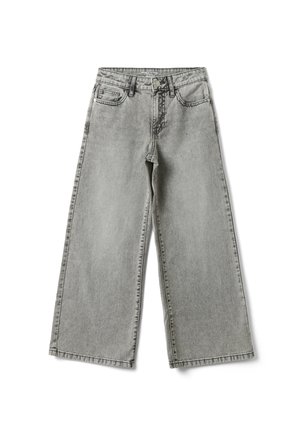 Jean gris à jambes larges avec poches avant, passants de ceinture, fermeture par bouton et coutures cousues, étalé à plat sur un fond blanc.
